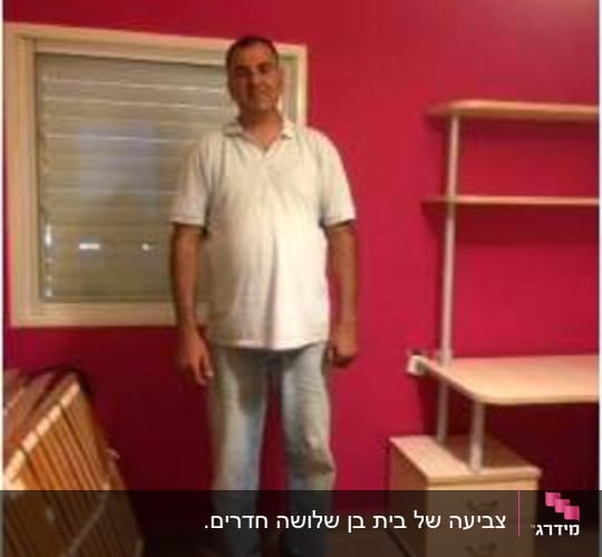 קיר צבוע בגוון ורוד פוקסיה בחדר ילדים